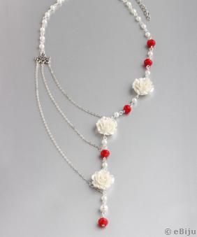 Asszimetrikus nyakék fehér virágokkal