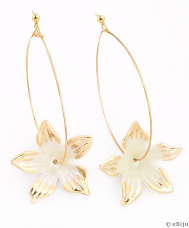 Aranyszínű karika fülbevaló fehér virággal