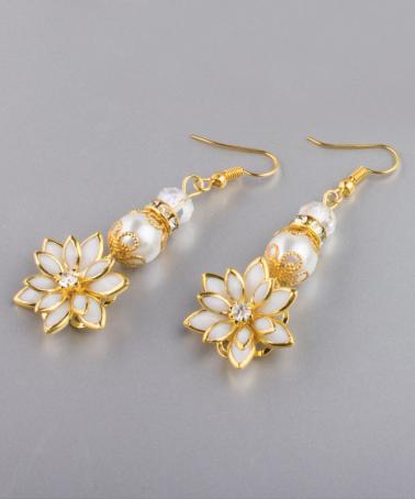 Aranyszínű virág fülbevaló, fehér kristályokkal