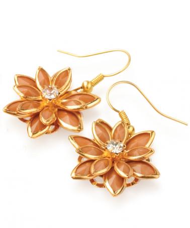 Barna virág fülbevaló szintetikus kristályokkal és aranyszínű fémmel