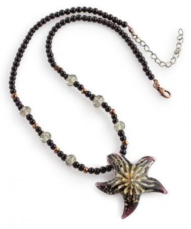 Fehér-fekete nyakék, üvegből készült tengeri csillag medállal