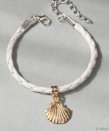 Fehér karkötő, aranyszínű fém kagyló medállal