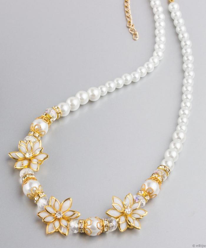 Fehér üveggyöngy nyakék aranyszínű, fehér szirmú virágokkal