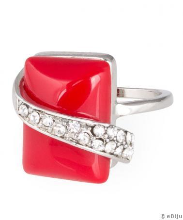 Gyűrű, piros négyszög alakú kő fehér kristályokkal