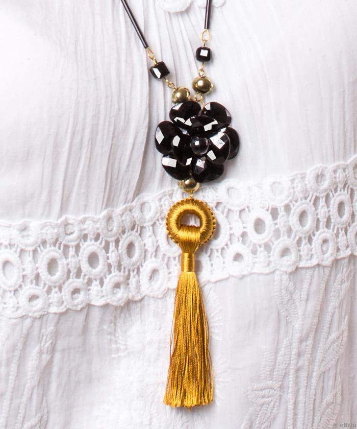 Hosszú nyakék, fekete virágból és mustárszínű rojtból álló medállal