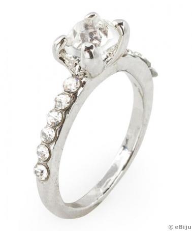 Jeggyűrű típusű gyűrű közepén fehér kristállyal