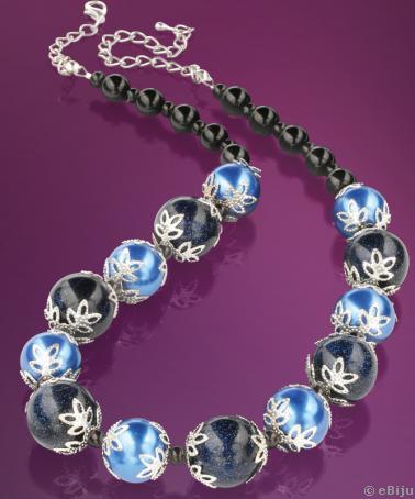 Kék-fekete üveg- és szintetikus gyöngyökből készült nyaklánc