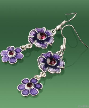 Két lila virág fülbevaló strasszokkal