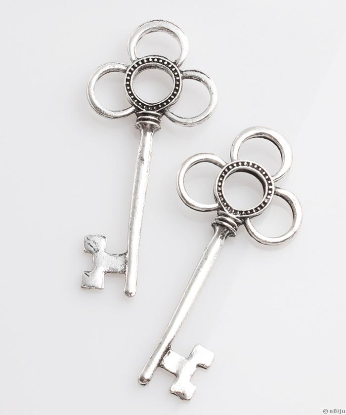 Kulcs medál, ezüstszínű fém, 5 x 2.3 cm