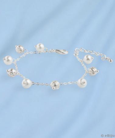 Menyasszonyi karkötő fehér üveggyöngyök fém gyöngyökkel, ezüstszínű láncon