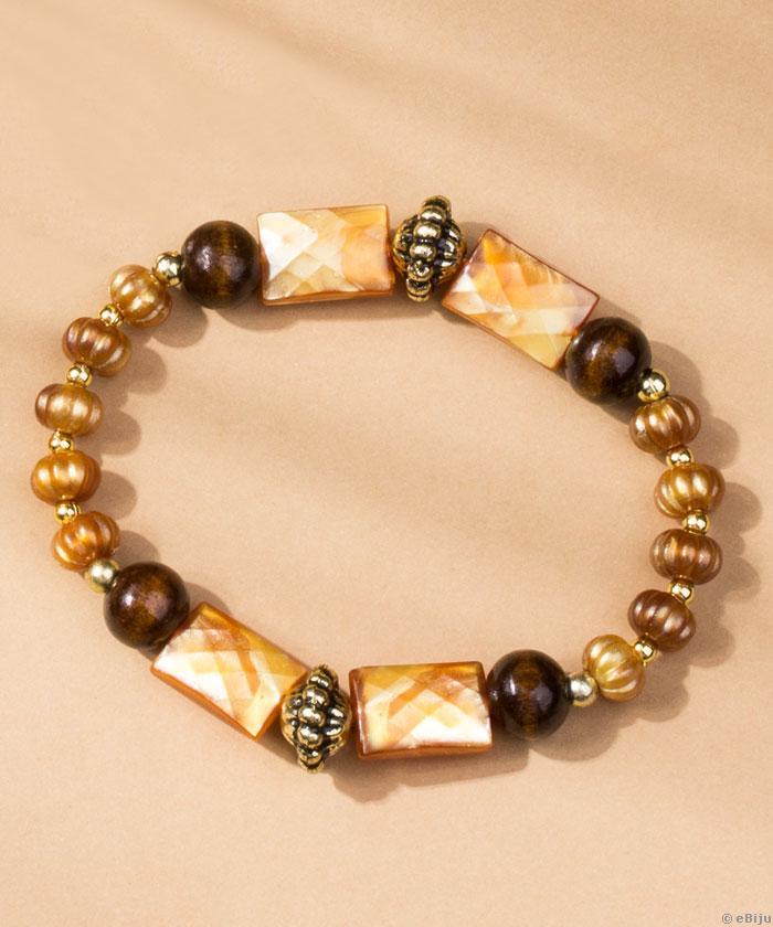 Narancssárga-barna karkötő, fa gyöngyök aranyszínű akril gyöngyökkel