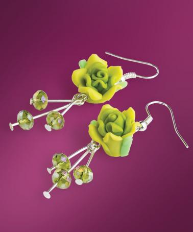 Nyers zöld fülbevaló fimo virágokkal és kristályokkal