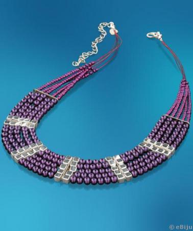 Ötsoros lila nyaklánc üveggyöngyökből és fémes fényű elemekből