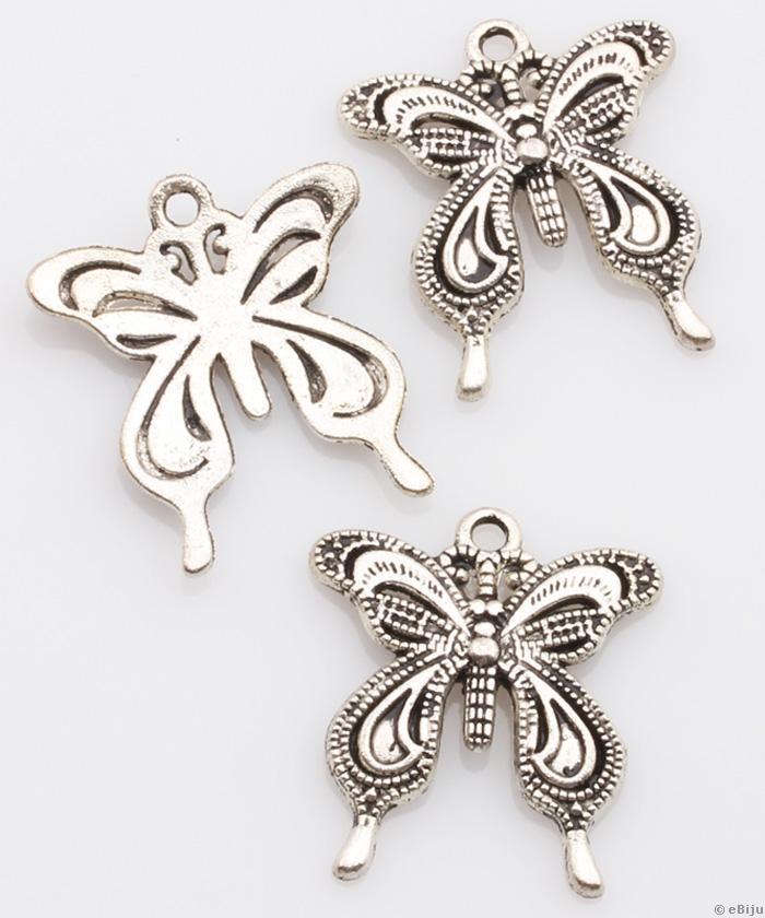 Pillangó medál, antikolt ezüstszínű fém, 2.4 x 2.6 cm