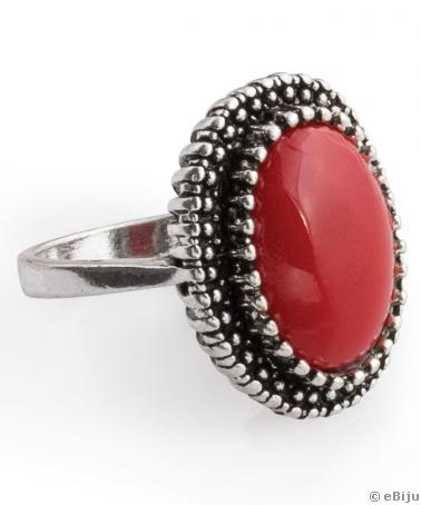 Piros köves gyűrű, ezüstszínű fémből