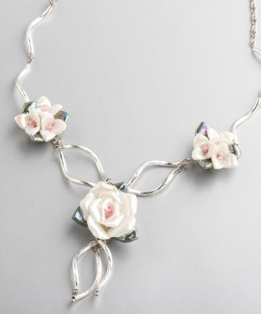 Porcelán rózsás menyasszonyi nyakék