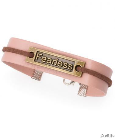 Poros rózsaszín karkötő, bronzszínű fém lappal, Fearless  felirattal