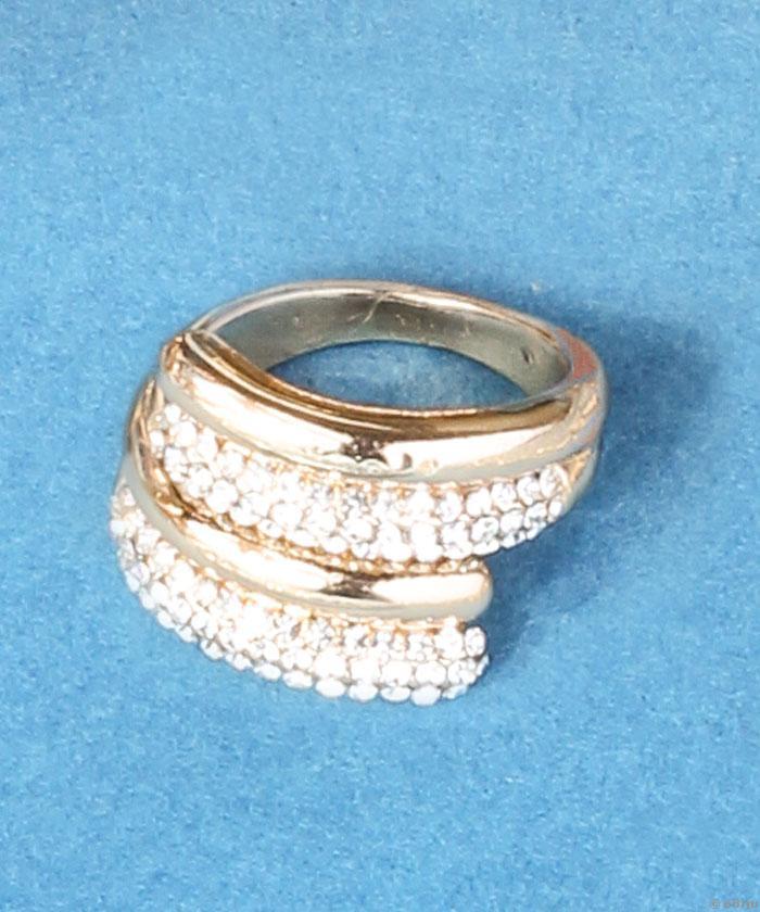 Rózsaszín-aranyszínű gyűrű, fehér kristályokkal