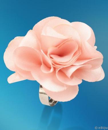 Rózsaszín virág gyűrű textilből