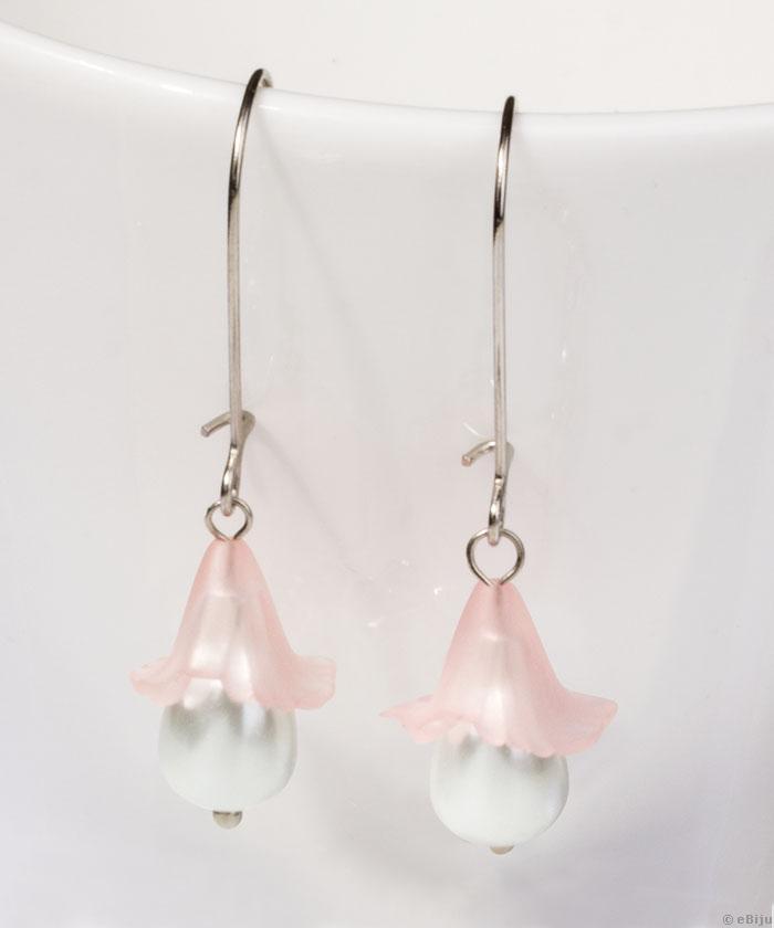 Rózsaszín virágszirmos fülbevaló, csepp formájú üveggyönggyel