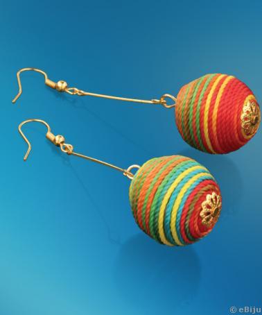 Színes textilgyöngyből készült fülbevaló