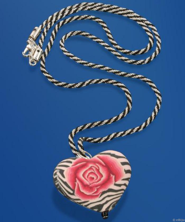 Szív alakú rózsás fimo medál, fekete-ezüst színű láncon
