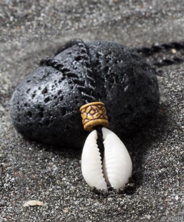 Természetes kagyló medál, fonott fekete textil szálon
