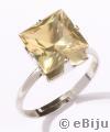 Világos aranszínű, négyzet alakú kristályos gyűrű
