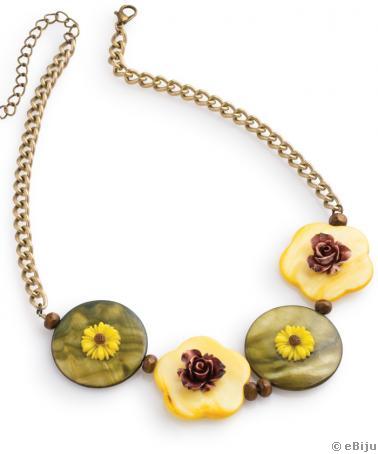 Zöld és sárga gyöngyház nyakék, virágokkal és fa gyöngyökkel