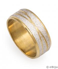 Arany és ezüstszínű, X alakban vésett gyűrű