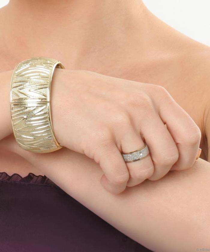 Arany-ezüst színű uniszex gyűrű, egy kristállyal