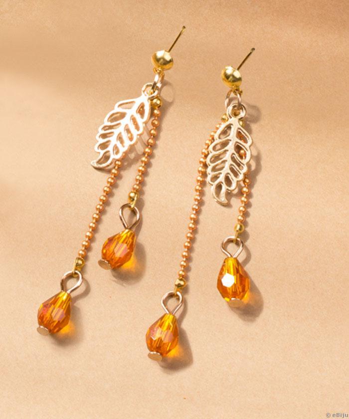 Aranyszínű fém leveles fülbevaló, lánccal és narancssárga kristályokkal