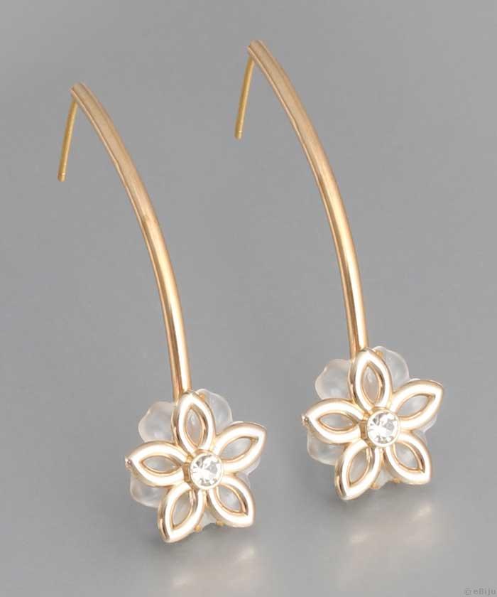 Aranyszínű fülbevaló, virágokkal és kristályokkal