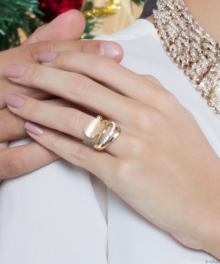 Aranyszínű gyűrű, fehér kristályokkal és krémszínű gyönggyel, 17 mm