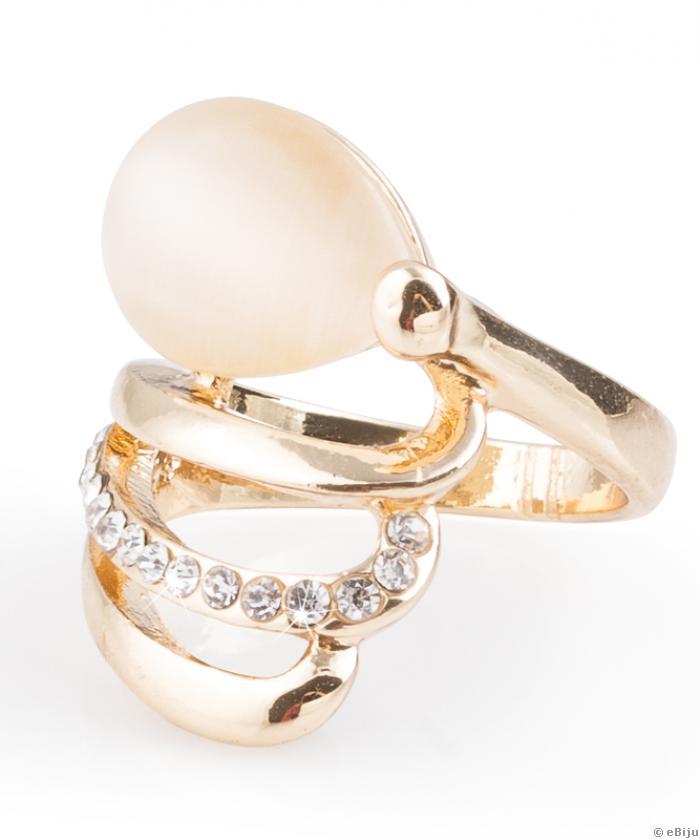 Aranyszínű gyűrű, fehér kristályokkal és krémszínű gyönggyel, 18 mm