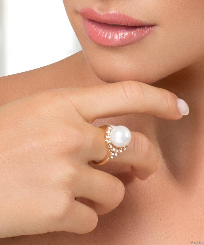 Aranyszínű gyűrű, fehér üveggyöngy apró kristályokkal, 19 mm