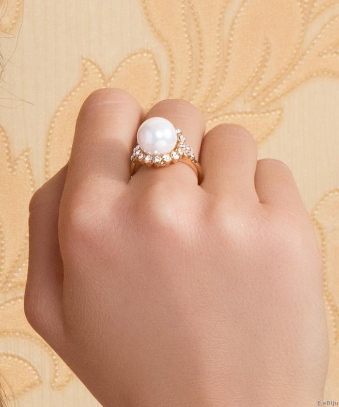 Aranyszínű gyűrű, fehér üveggyöngy apró kristályokkal, 20 mm