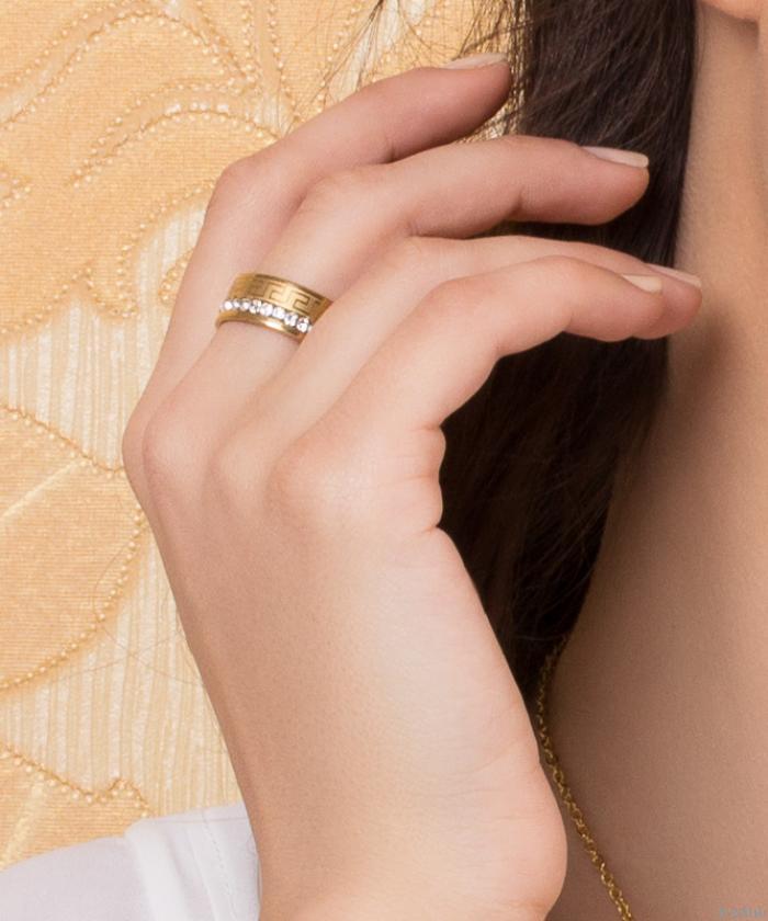 Aranyszínű gyűrű, görög motívumokkal és kristályokkal, 20 mm