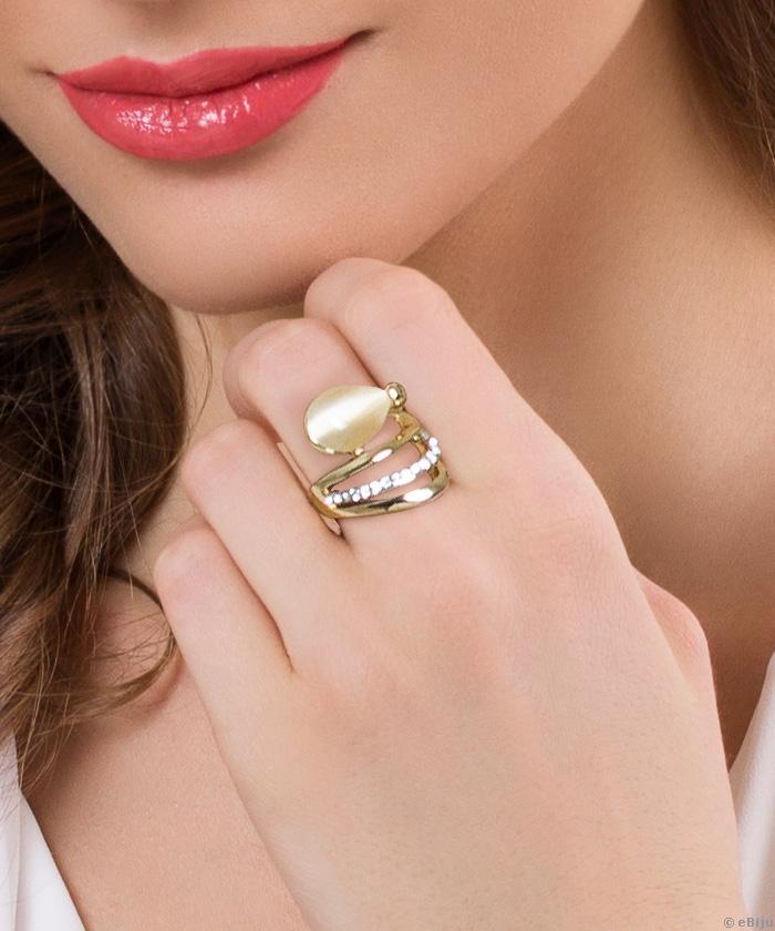 Aranyszínű gyűrű, macskaszem kő fehér kristályokkal