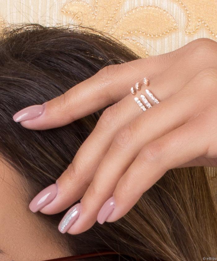 Aranyszínű, minimalista gyűrű, kristályokkal