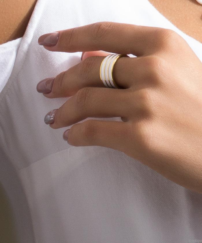 Aranyszínű rozsdamentes acél gyűrű, fehér vonalmintával