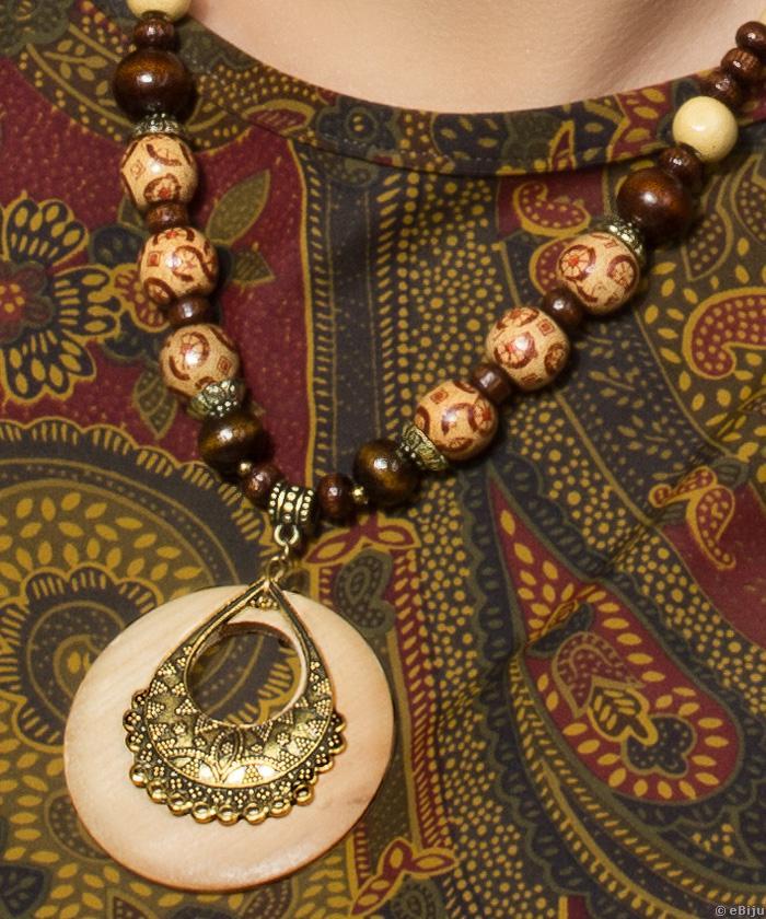 Barna-krémszínű nyakék, fa gyöngyökkel, csepp formájú medállal