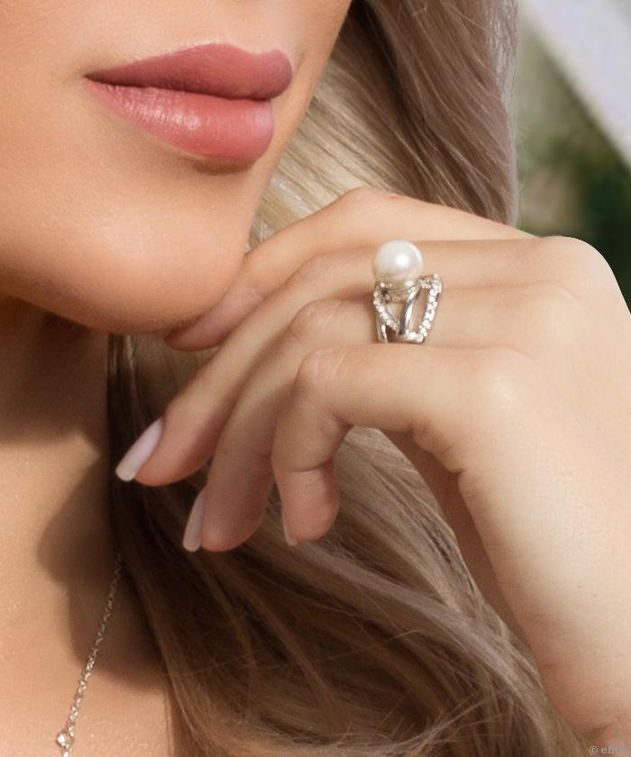 Elegáns gyűrű, ezüstszínű fém fehér üveggyönggyel
