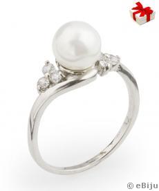 Ezüstszínű gyűrű fehér gyönggyel és Swarovski kristályokkal