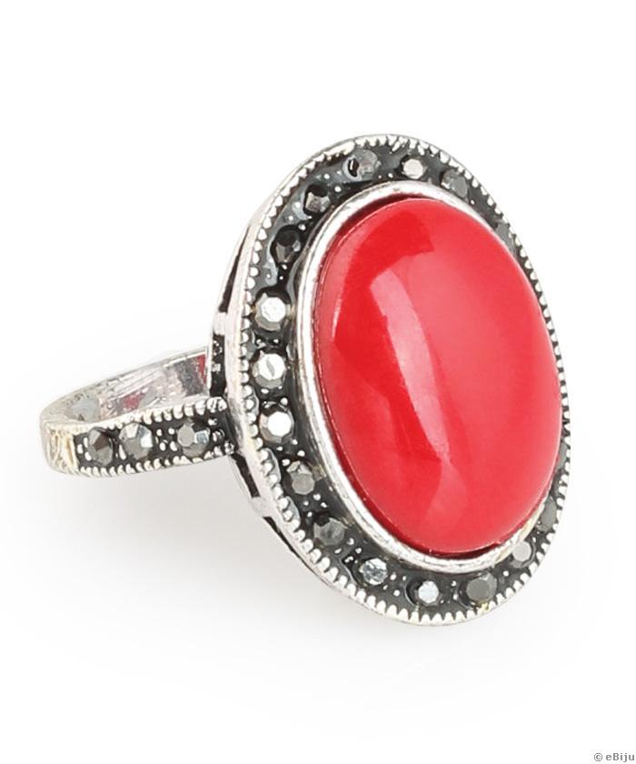 Ezüstszínű gyűrű piros kővel, krómszínű kristályokkal, 17 mm