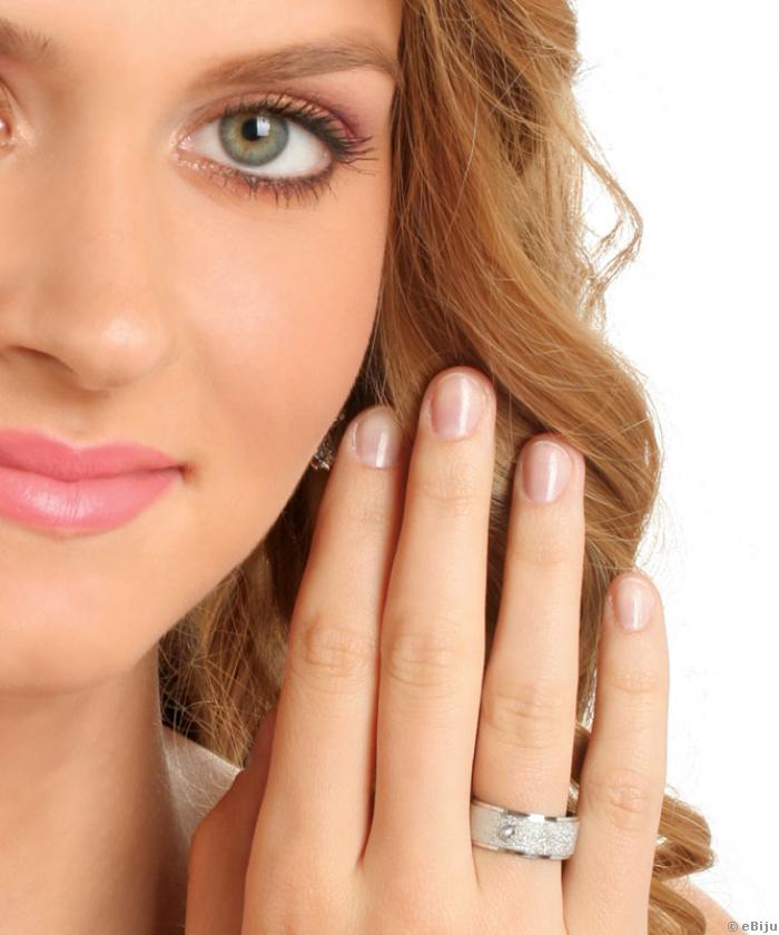 Ezüstszínű jeggyűrű típusú gyűrű fehér strasszal (17 mm)