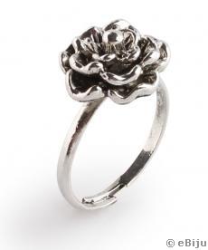 Ezüstszínű virág gyűrű