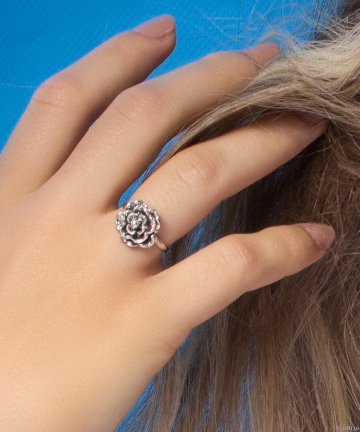 Ezüstszínű virág gyűrű