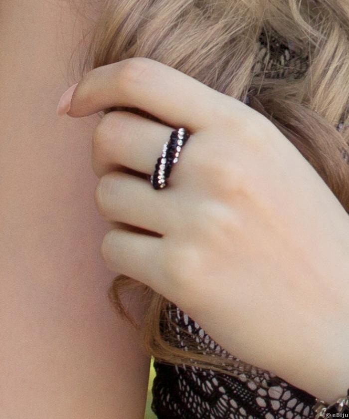 Fehér és fekete kristályos gyűrű