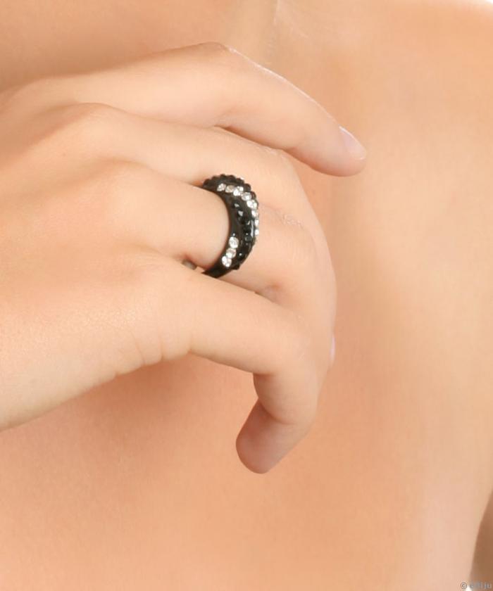 Fehér és fekete kristályos gyűrű